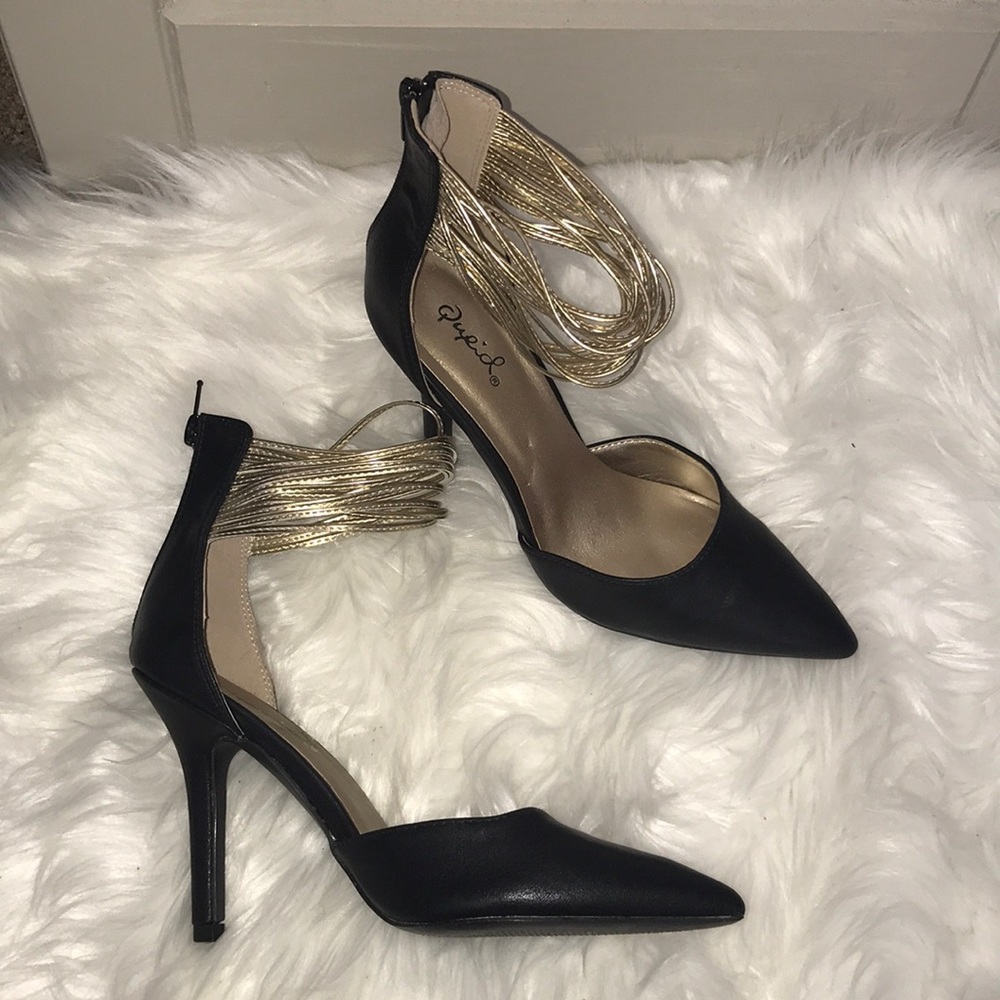 ❤️❤️❤️ Practically New! Black and gold heels